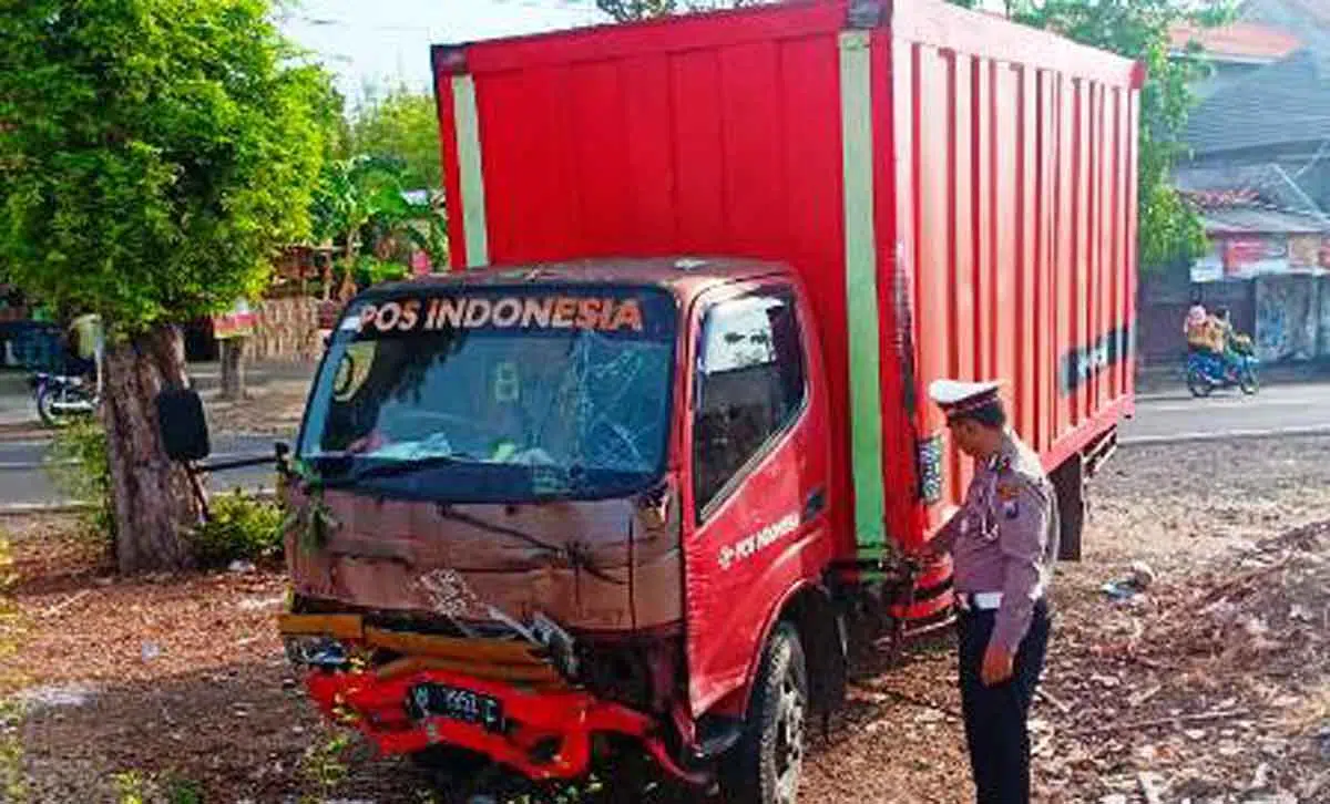 Truk Boks PT Pos Indonesia Yang Nabrak Pagar Rumah Akibat Sopir Ngantuk