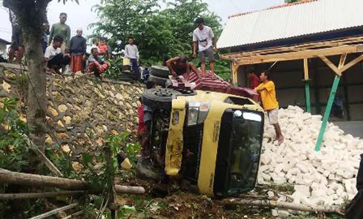 Dump Truck Melaju Tanpa Sopir Hantam Tembok Musala