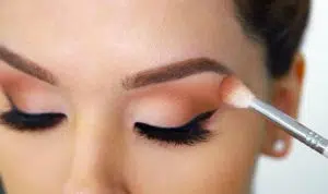 4 Cara Bikin Eye Makeup Tak Luntur untuk Pemilik Kelopak Mata Berminyak