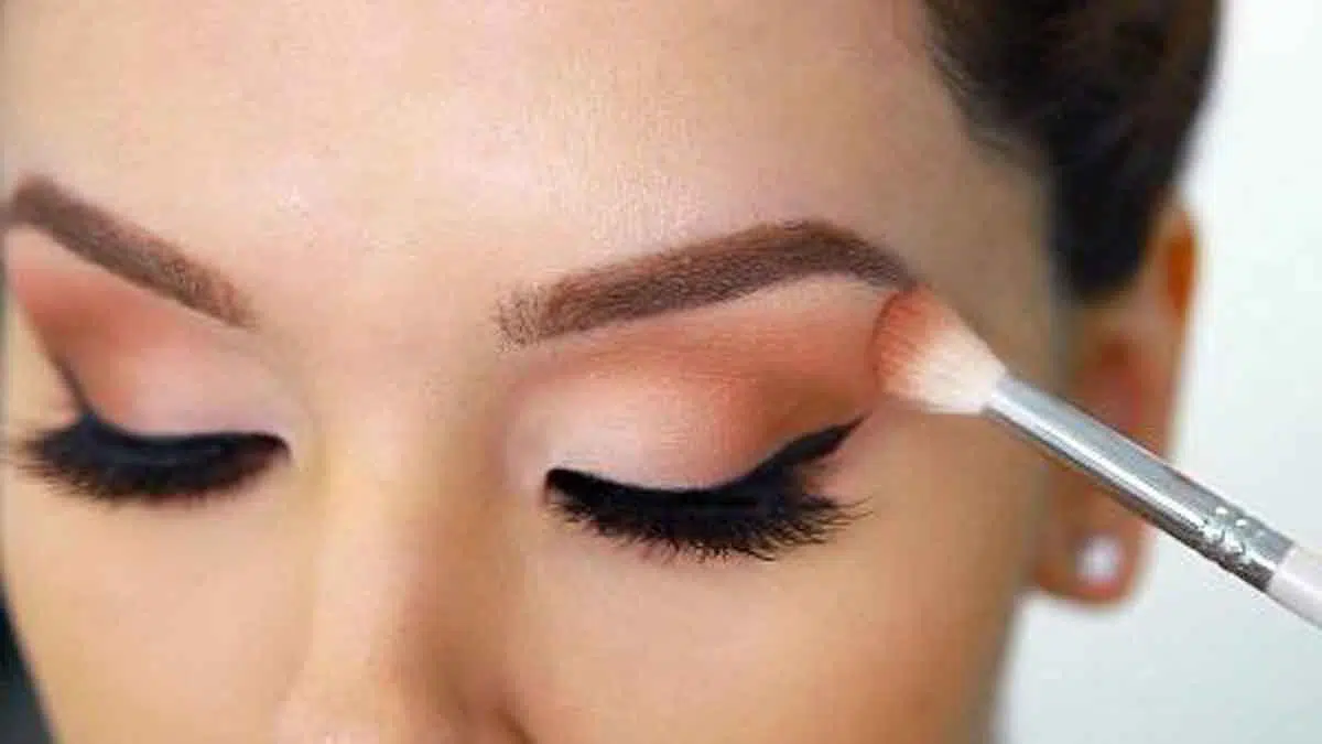 4 Cara Bikin Eye Makeup Tak Luntur untuk Pemilik Kelopak Mata Berminyak