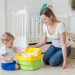 4 Cara Mudah Ajarkan Anak Buang Air Kecil di Kamar Mandi