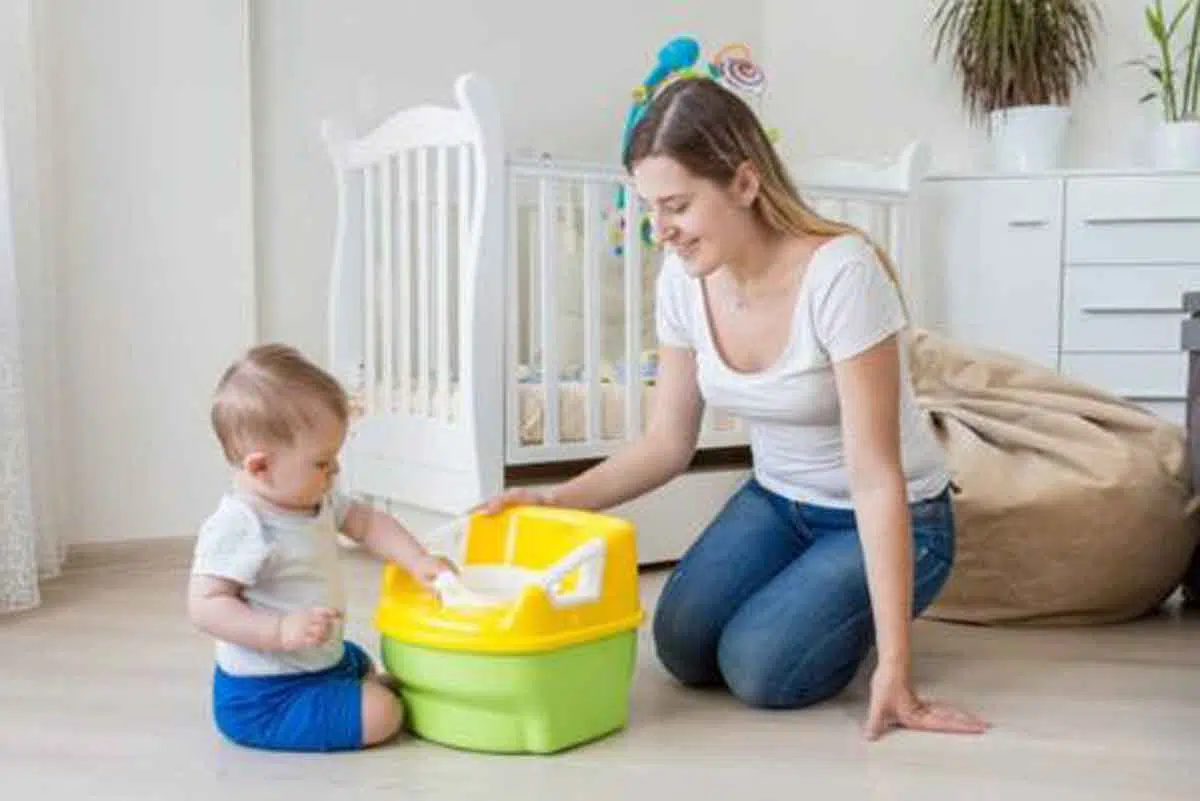 4 Cara Mudah Ajarkan Anak Buang Air Kecil di Kamar Mandi