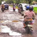 7 Cara Aman Melintasi Jalan Berlubang