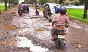 7 Cara Aman Melintasi Jalan Berlubang
