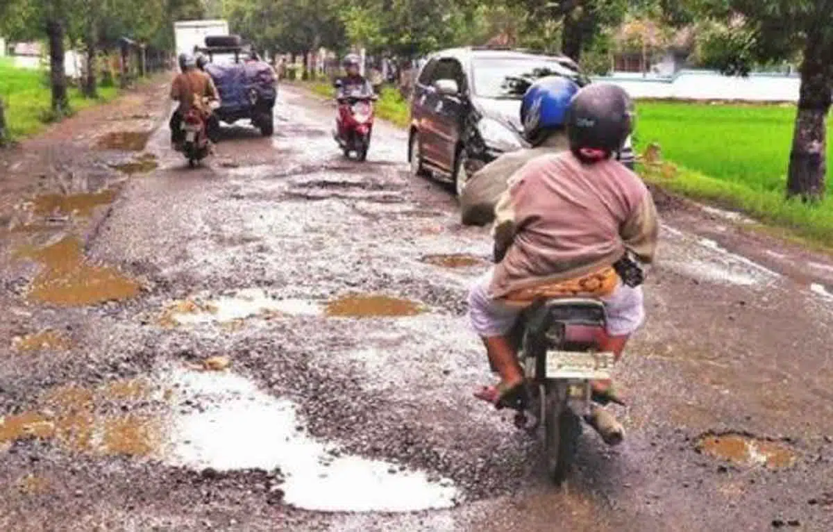 7 Cara Aman Melintasi Jalan Berlubang