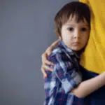 Punya Anak Pemalu? Ini 4 Solusi Tepat bagi Orang Tua