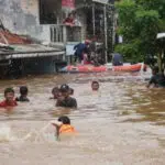 Jaga Kesehatan Saat dan Setelah Banjir dengan 6 Cara Ini