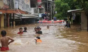 Jaga Kesehatan Saat dan Setelah Banjir dengan 6 Cara Ini