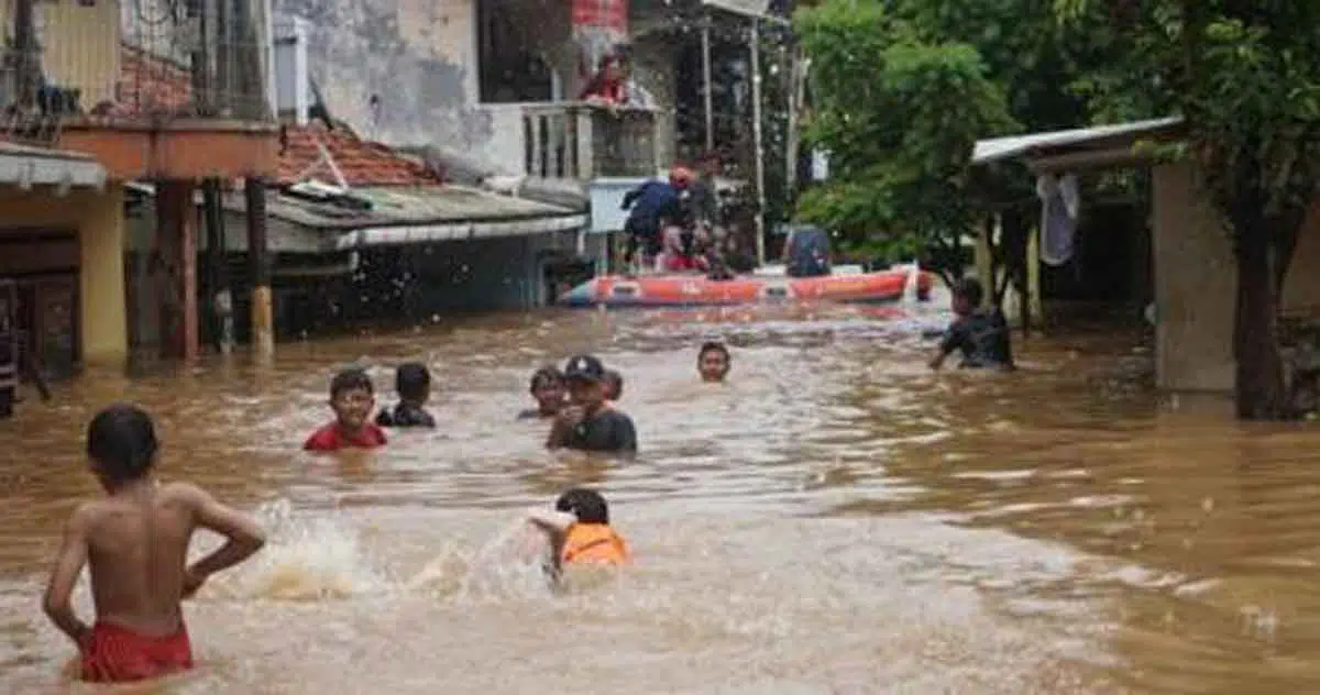 Jaga Kesehatan Saat dan Setelah Banjir dengan 6 Cara Ini