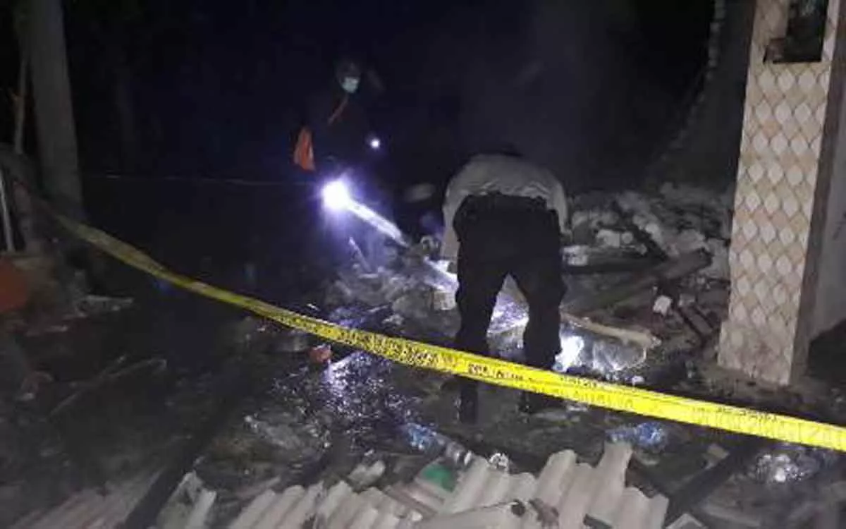 Bekas Kebakaran Diberi ‘Police Line’, Api Pertama dari Dapur Toko Kelontong