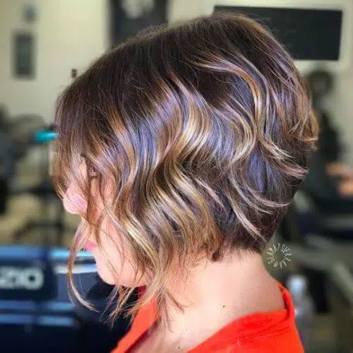 Gaya Rambut Wanita Bob Hair Cut dengan Ujung Berombak