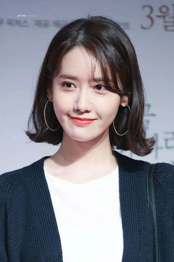 Gaya rambut pendek wanita flipped out bob