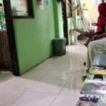 Perempuan Berseragam Seperti PNS Bagi-bagi Kalender Bergambar Bacabup di Puskesmas Pandian