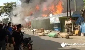 Kebakaran Landa Sebuah Ruko di Sampang