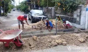 Material Retak, Tutup Saluran U-Ditch di Sampang Dibongkar Total