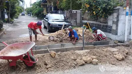 Material Retak, Tutup Saluran U-Ditch di Sampang Dibongkar Total