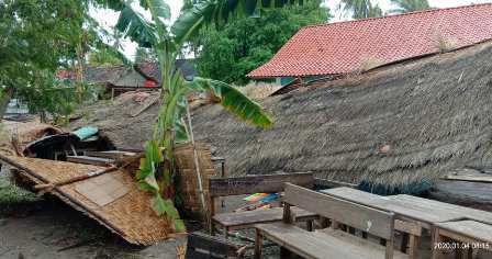 Cuaca Ekstrem, SDI Darul Ubudiyah Ambruk dan RS Apung Terdampar di Kepulauan Sumenep
