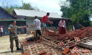 Hujan dan Angin Kencang Landa Sampang, Satu Rumah Warga Roboh