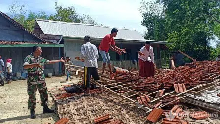 Hujan dan Angin Kencang Landa Sampang, Satu Rumah Warga Roboh