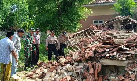Rumah Roboh Rata dengan Tanah Timpa Tujuh Anggota Keluarga