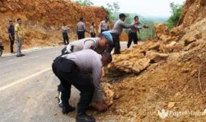 Longsor, Akses Jalan Lingkar Utara Sumenep Ditutup