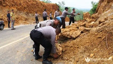Longsor, Akses Jalan Lingkar Utara Sumenep Ditutup