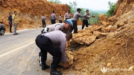 Longsor, Akses Jalan Lingkar Utara Sumenep Ditutup