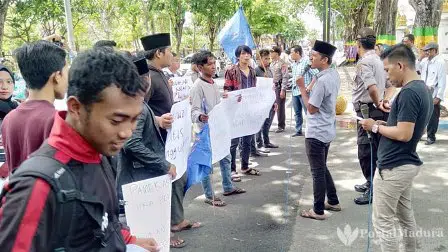 Mahasiswa Demo Tolak Fattah Yasin Jadi Kepala Bakorwil Pamekasan