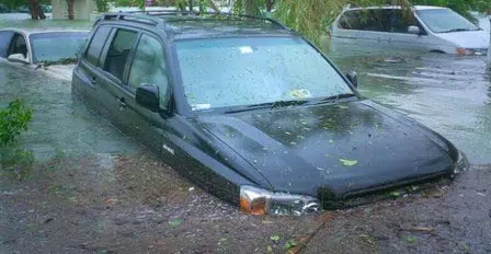 7 Cara Hilangkan Bau Tak Sedap pada Mobil yang Terendam Banjir