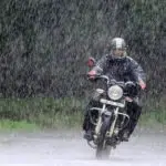 5 Cara Aman Naik Motor Saat Hujan