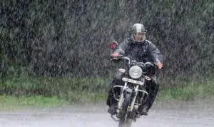 5 Cara Aman Naik Motor Saat Hujan