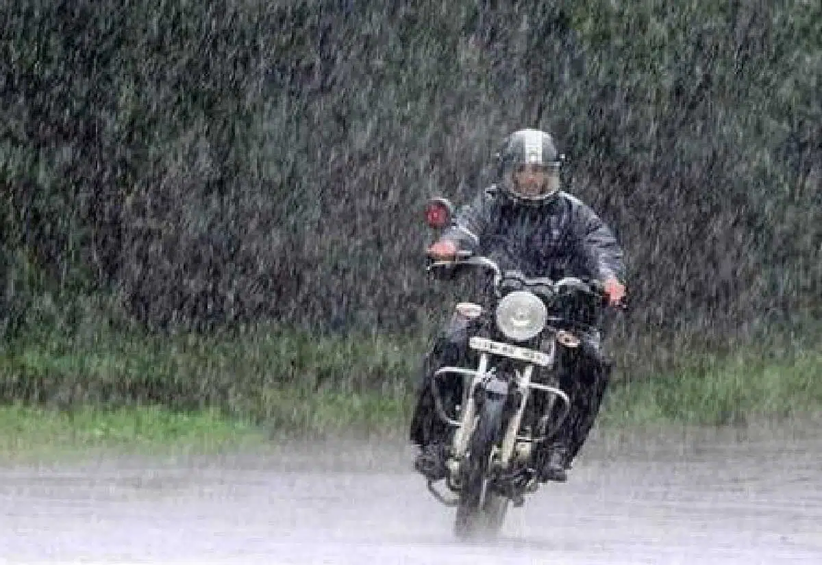 5 Cara Aman Naik Motor Saat Hujan