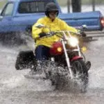 Naik Motor Saat Hujan? 4 Barang Ini Wajib Ada di Bagasi