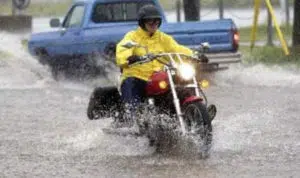 Naik Motor Saat Hujan? 4 Barang Ini Wajib Ada di Bagasi