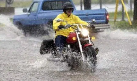 Naik Motor Saat Hujan? 4 Barang Ini Wajib Ada di Bagasi