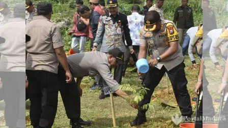 Polres Sumenep Tanam 10.000 Pohon
