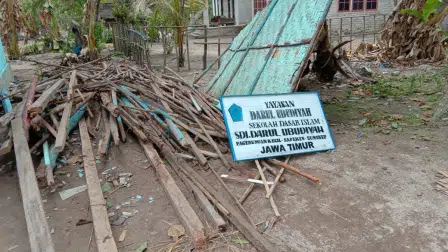 Cuaca Ekstrem, SDI Darul Ubudiyah Ambruk dan RS Apung Terdampar di Kepulauan Sumenep
