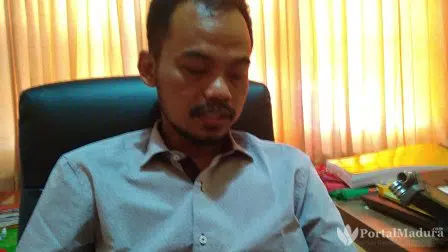 Perempuan Berseragam Mirip PNS Sebar Kalender Bacabup, Bawaslu Sumenep Segera Kirim Surat ke Bupati
