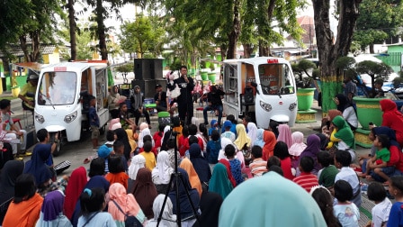 Hibur Anak-anak dengan Dongeng di Taman Potre Koneng