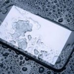 Smartphone Anda Basah Karena Hujan? Yuk Atasi dengan 6 Cara Ini