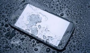Smartphone Anda Basah Karena Hujan Yuk Atasi dengan 6 Cara Ini