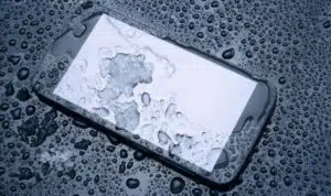 Smartphone Anda Basah Karena Hujan Yuk Atasi dengan 6 Cara Ini