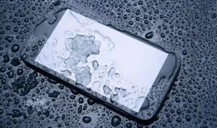 Smartphone Anda Basah Karena Hujan? Yuk Atasi dengan 6 Cara Ini