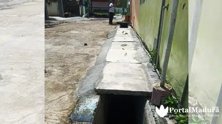 Warga Protes Kegiatan ADK, Tutup Saluran Air Retak-retak