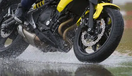 Wajib Cek 4 Hal Ini pada Ban Motor Ketika Musim Hujan