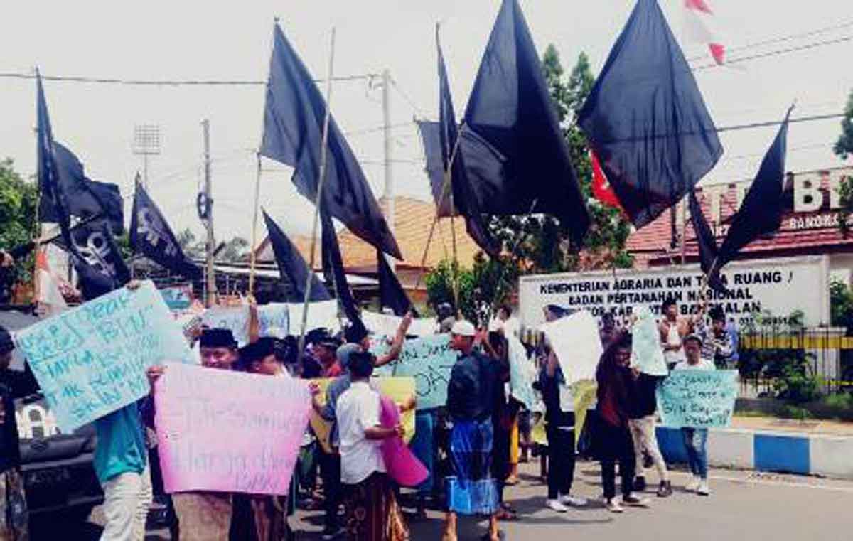 Dugaan Penyerobotan Lahan, Santri Kepung BPN Bangkalan