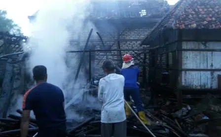 Tiga Bangunan Milik Warga Sampang Ludes Terbakar
