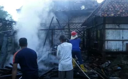 Tiga Bangunan Milik Warga Sampang Ludes Terbakar