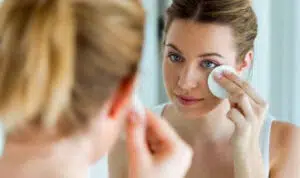 Hapus Makeup dengan 5 Langkah Ini