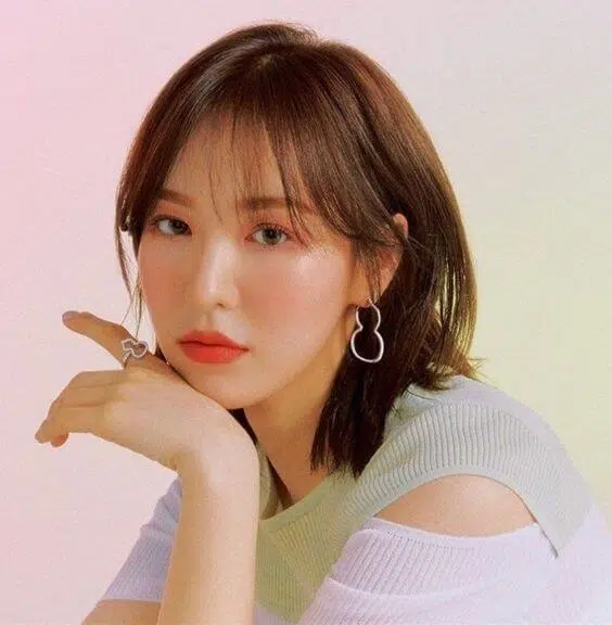 model rambut pendek wanita poni curtain bangs